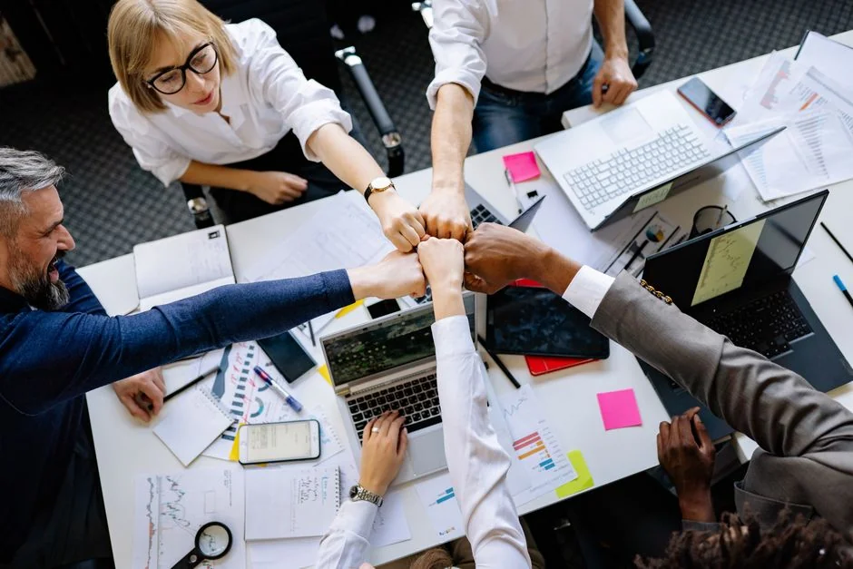 Gros plan sur une page de carnet où est inscrit Content Strategy, parfait pour des visuels de planification d’entreprise.